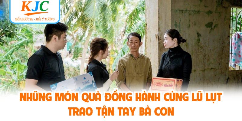 Những món quà đồng hành cùng lũ lụt trao tận tay bà con